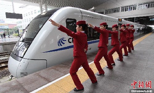海西動姐擺出“動車style”，以良好的精神風貌迎蛇年春運 