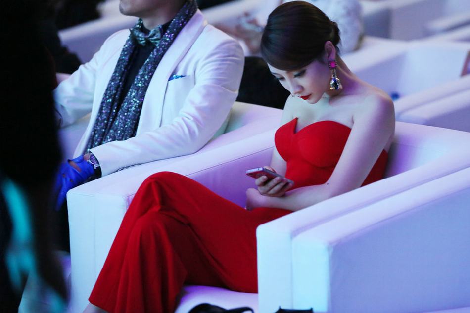 柳巖紅色托胸裝亮相紅毯 再現(xiàn)蜜桃乳側(cè)照險露點