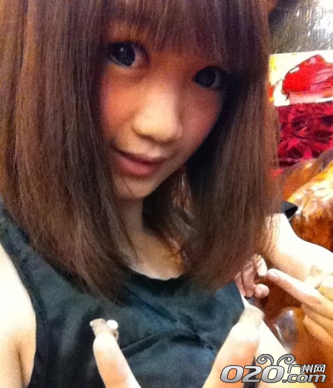 吳倩影的爸爸媽媽是做服裝生意的，平時穿得好一點。媽媽也喜歡“扮靚”，平時在學校的話，吳倩影還是很低調。