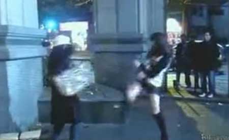 前晚8時許，在廣州市海珠區(qū)寶崗大道北的宏宇廣場，發(fā)生了驚險一幕。一名女子先是朝空中撒錢，接著又拿出剪刀欲自殘。“美腿女俠”現(xiàn)身后，腳蹬高筒靴踢刀救自殺女子。(視頻截圖)