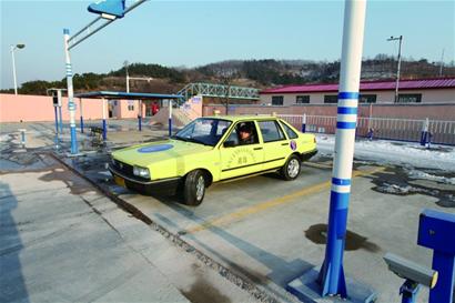 記者調(diào)查發(fā)現(xiàn)不少駕校學(xué)車費(fèi)高于物價部門