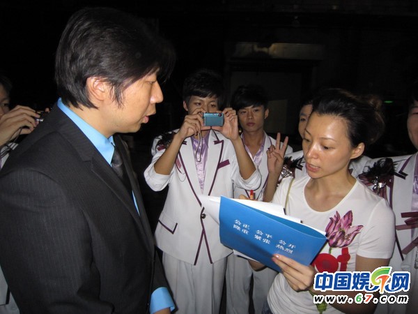 董卿臺(tái)下緊張背詞罕見(jiàn)工作照 看其全版素顏照