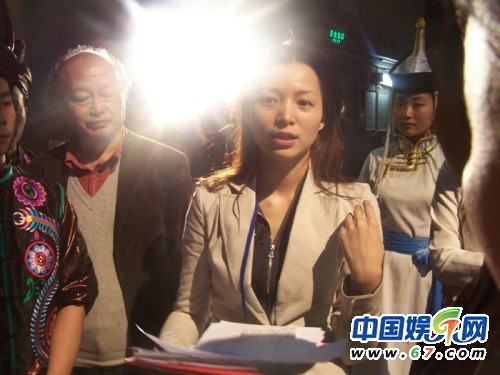 董卿臺(tái)下緊張背詞罕見工作照 看其全版素顏照