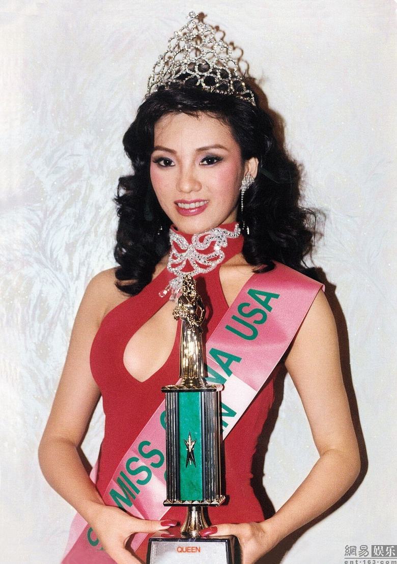 36F豪乳艷星彭丹參與政協(xié) 昔日情色片劇照曝光