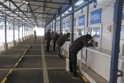 昨日，北京西站臨時售票點，人比前兩天要少很多，基本無票，大部分是前來詢問的人。 實習(xí)生 王飛 攝