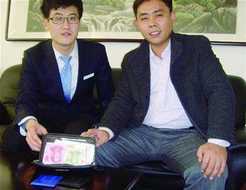 小伙撿錢(qián)包 寒風(fēng)中苦等失主