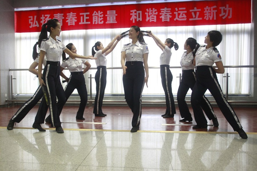 濟(jì)鐵招募美女志愿者應(yīng)對春運(yùn)人海