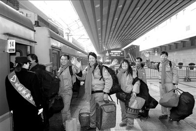 記者走訪調(diào)查203人僅半數(shù)購(gòu)得火車票