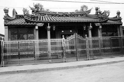 深圳一公務(wù)員被曝老家建“千萬(wàn)”仿古豪宅(圖)