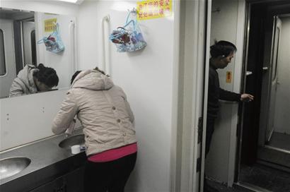 農(nóng)民工45小時(shí)回家路:人聲鼎沸站著睡