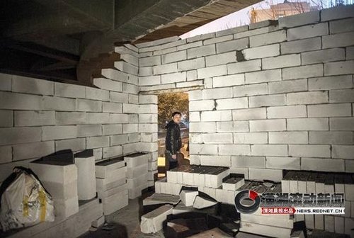 長沙流浪漢蝸居立交橋下被驅離