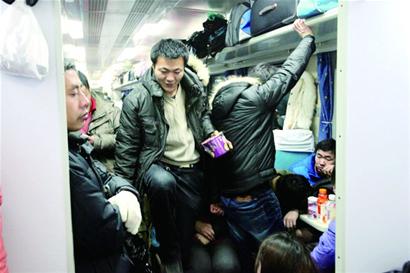 民工專(zhuān)列:通宵站回家 塑料桶賽軟座