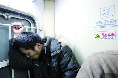 民工專(zhuān)列:通宵站回家 塑料桶賽軟座