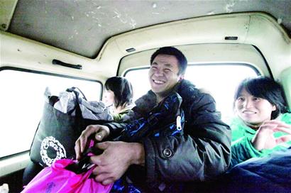 民工專(zhuān)列:通宵站回家 塑料桶賽軟座