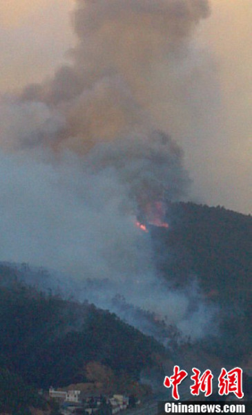 云南大理山火已連燒30小時(shí) 油庫(kù)安全告急