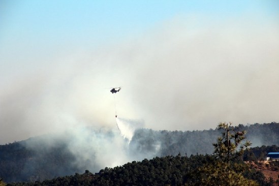 云南大理山火已連燒30小時(shí) 油庫(kù)安全告急