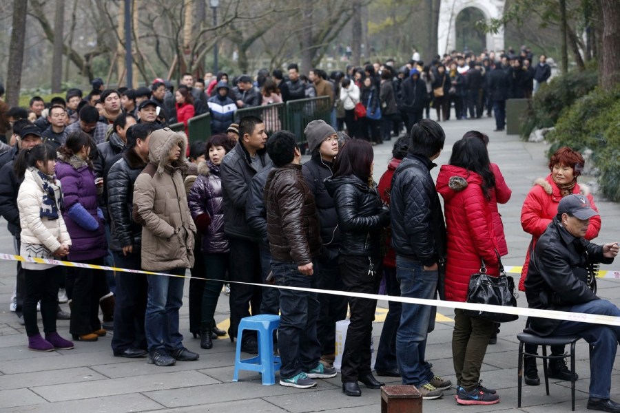 杭州市民排隊(duì)購除夕頭香門票