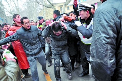上百人圍住現(xiàn)場(chǎng)，司機(jī)被打得鼻青臉腫。
