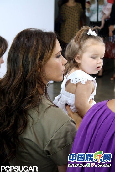 貝克漢姆女兒小七19個(gè)月四次看秀 網(wǎng)友：長(zhǎng)大要逆天