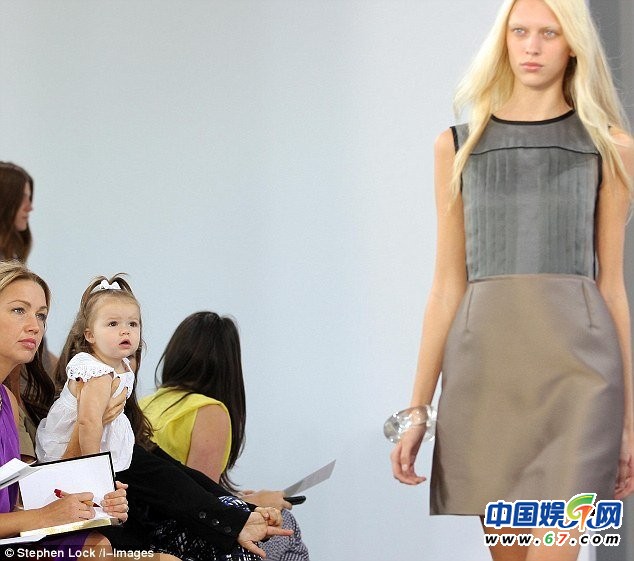 貝克漢姆女兒小七19個(gè)月四次看秀 網(wǎng)友：長(zhǎng)大要逆天