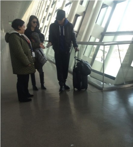 林峰與吳千語被發(fā)現(xiàn)在上海浦東機(jī)場出發(fā)往日本.jpg