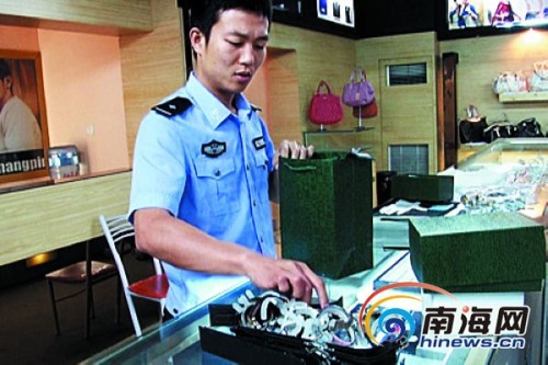 三亞搗毀販假窩點查獲近千萬元假LV、愛馬仕等