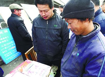 記者昨跟訪38歲外來(lái)工老周他邊打零工邊找活一天限額花銷30元夢(mèng)想年底攢下3萬(wàn)元帶回安丘老家