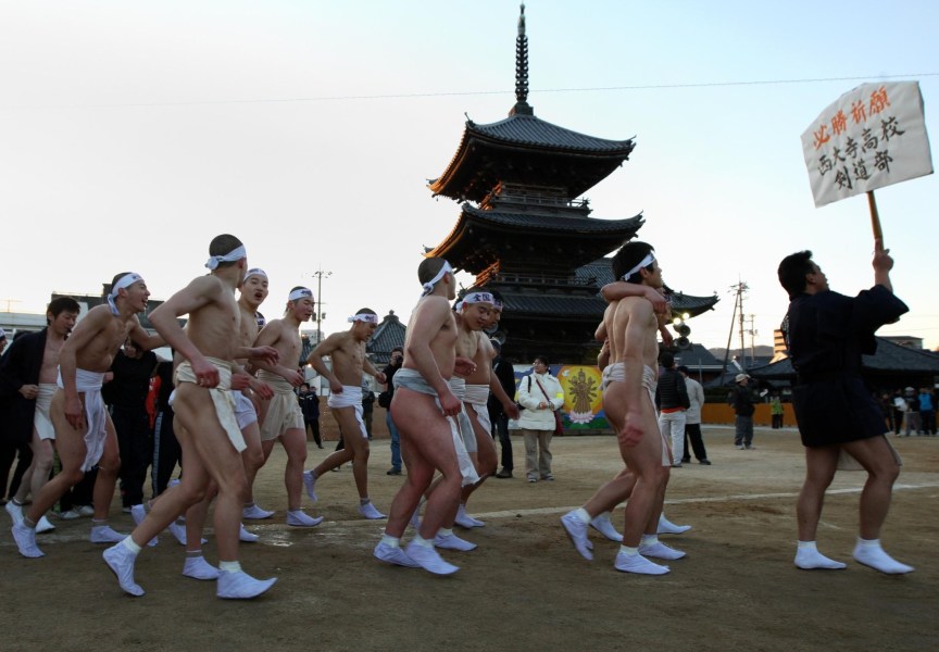 日本岡山裸體節(jié)開(kāi)幕 約9千男女赤身入冰水