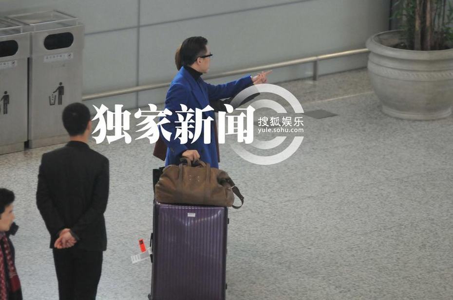 每日追星：鄧超摩登范與孫儷機(jī)場(chǎng)秀恩愛(ài) 馬伊琍豪車(chē)獨(dú)自接女