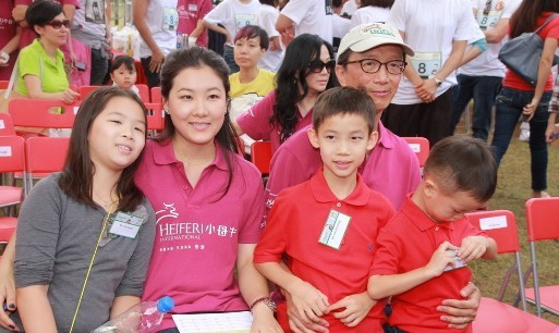 伏明霞一家。