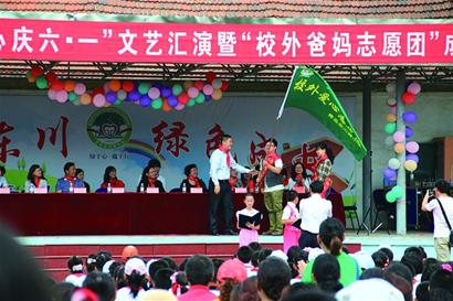 愛心托起幸福青島:你我社會工作服務(wù)團(tuán)隊關(guān)愛流動兒童