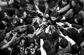 崔永元接受記者提問(wèn)