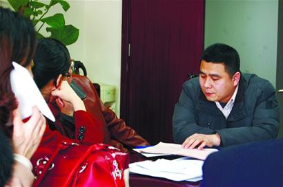 我市二手房交易量激增 記者跟訪一名中介門店店長(zhǎng)體驗(yàn)新政細(xì)則出臺(tái)后買賣雙方的焦慮