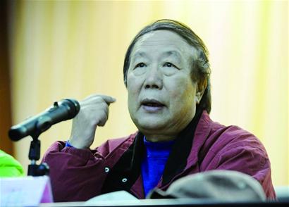 早報(bào)春雨講堂開(kāi)講 尤鳳偉鄭建華昨在青島26中講了第一課