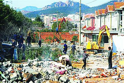 嶗山核心地段揮重拳救風(fēng)景 違建夫妻抗拆汽油淋身