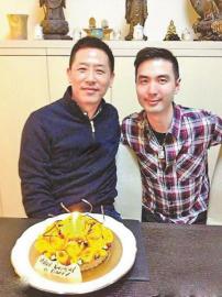 張國(guó)榮戀人唐鶴德近照曝光 單身10年身形消瘦(圖)