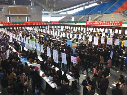 大學(xué)生招聘會有無雙休成焦點