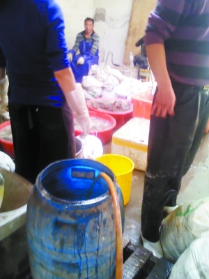 作坊里骯臟不堪。攝于15日下午3時(shí)