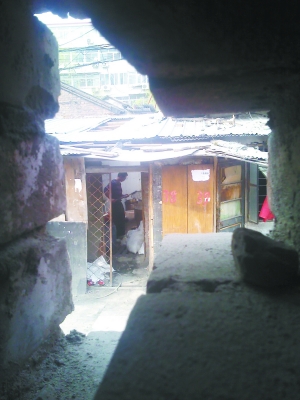 小作坊位于廁所附近。