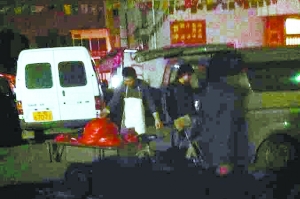 攤主將成品裝車，運(yùn)往岳各莊。攝于17日凌晨4時(shí)40分