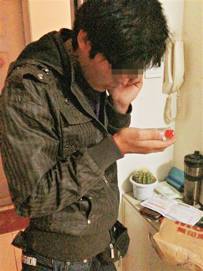 圓通快遞快遞員在沒有檢查的情況下收了記者的包裹，得知記者還想寄機(jī)油，他打電話和公司溝通。