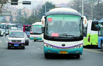 政協(xié)會議期間不封路不開道 委員統(tǒng)一乘大巴開會