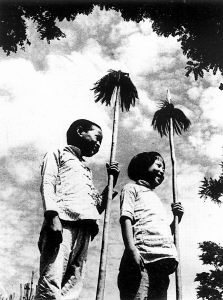 月兒彎彎，星光閃閃，我們都是兒童團；站崗放哨，又當(dāng)偵察員，盤查行人，捉漢奸。鬼子來了，我們就跑，找到八路去報告；領(lǐng)著八路，拿起槍刀，打退鬼子，把家鄉(xiāng)保?！谷崭鶕?jù)地的《兒童團歌》