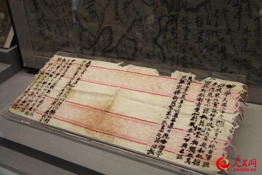 中國留日學(xué)生茍吉堂出獄后再毛巾上書寫的反對日本發(fā)動九一八事變的抗議書。邱越攝