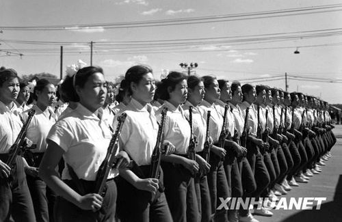 1958年國慶閱兵 民兵方隊規(guī)?？涨?組圖)
