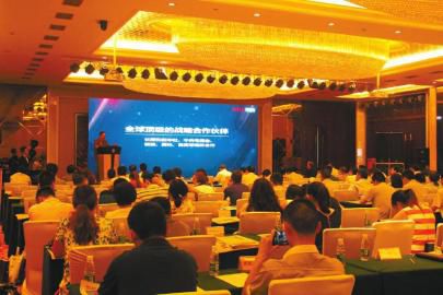 會(huì)議現(xiàn)場(chǎng)，200余參會(huì)嘉賓細(xì)心聽取華西i戰(zhàn)略介紹。